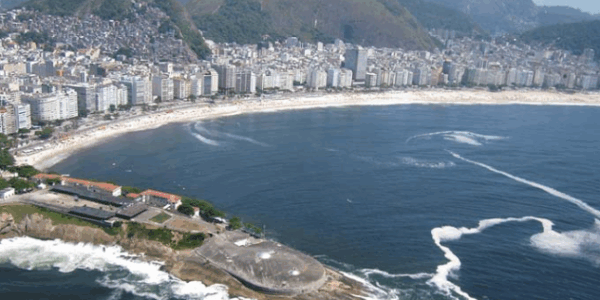 De volta ao Brasil, Liza Andrews escolhe Forte de Copacabana para lançar seu novo livro