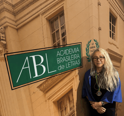 Claudia Cataldi recebe medalha da Academia Brasileira de Letras